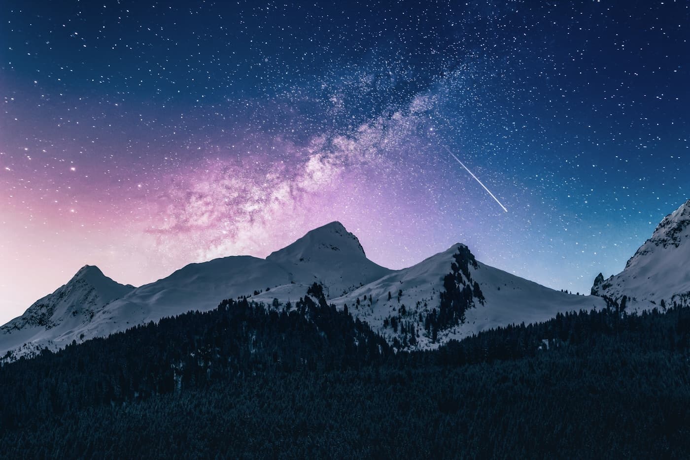 星空下的雪山，紫色夜空与静谧山峰